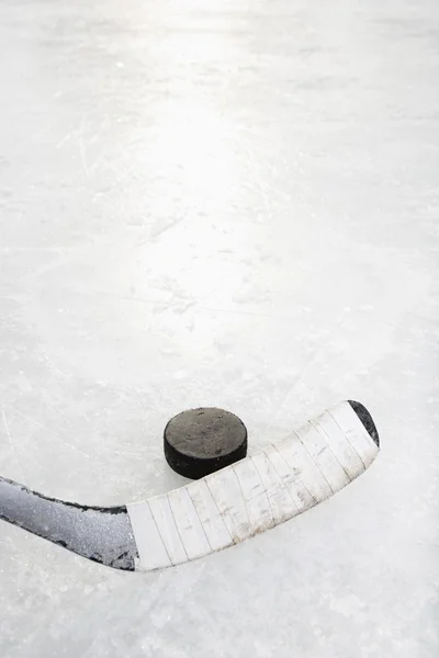 Bâton et rondelle de hockey . — Photo