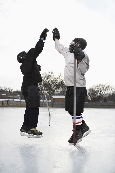 Jugadores de hockey chocan . — Foto de Stock