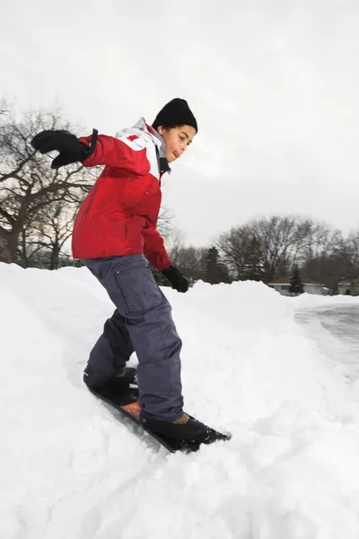 Chłopiec snowboard. — Zdjęcie stockowe