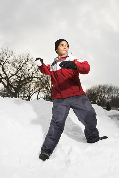 Chico lanzando bola de nieve . —  Fotos de Stock