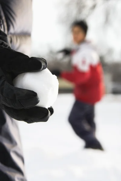 Lotta con la palla di neve . — Foto Stock