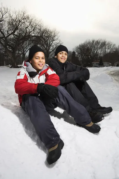 Chłopcy uśmiechający się w śniegu. — Zdjęcie stockowe