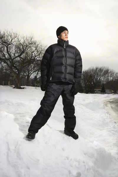 Junge steht im Schnee. — Stockfoto