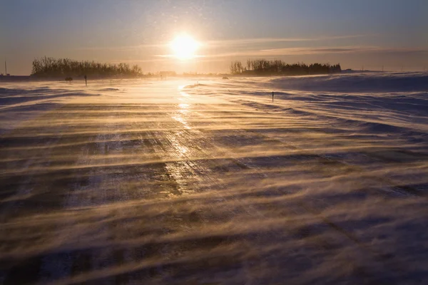 Estrada gelada ao nascer do sol . — Fotografia de Stock