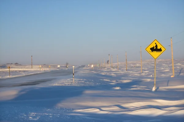 Snowmobile sinal de passagem . — Fotografia de Stock