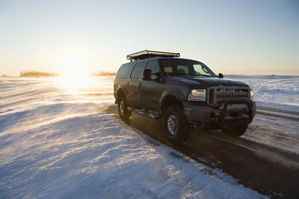 Camion sur route glacée . — Photo