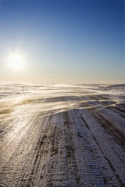 Hjulspår på isig väg. — Stockfoto