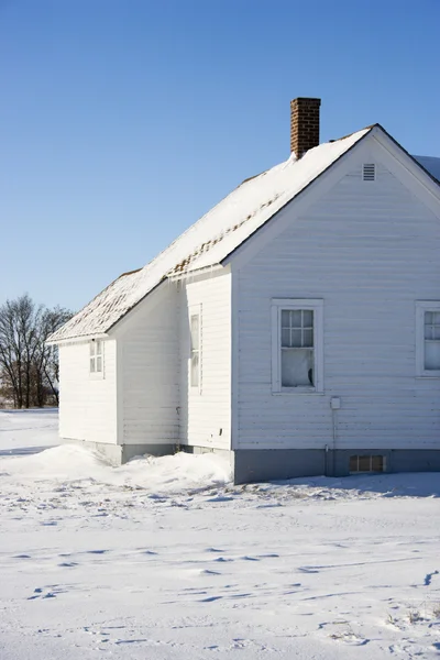 在雪中的农村房子. — 图库照片