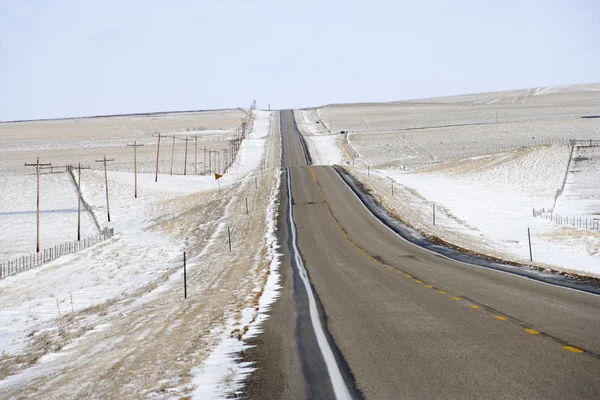 Estrada rural na neve . — Fotografia de Stock