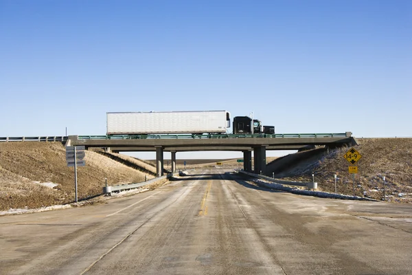 Vrachtwagen op het viaduct over. — Stockfoto
