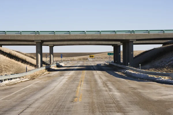 Motorväg med bridge. — Stockfoto