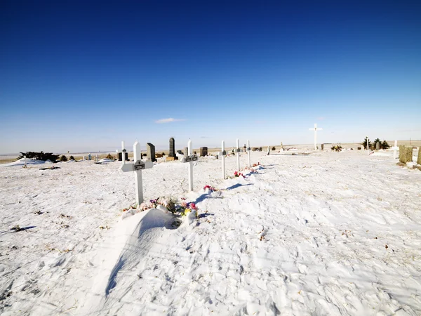 Cemitério coberto de neve . — Fotografia de Stock