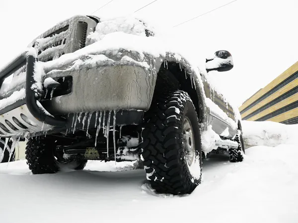 SUV i snö. — Stockfoto