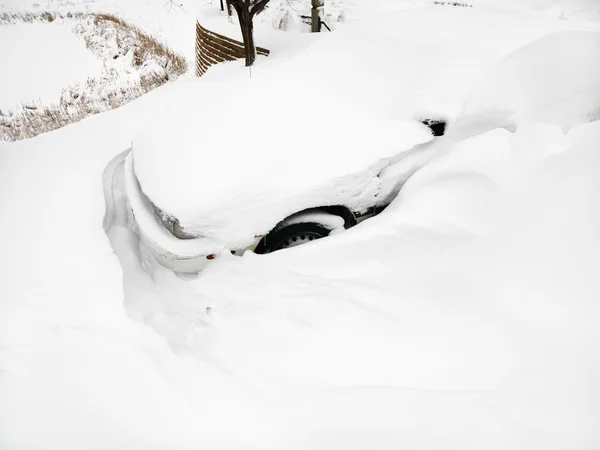 Karda gömülü araba. — Stok fotoğraf