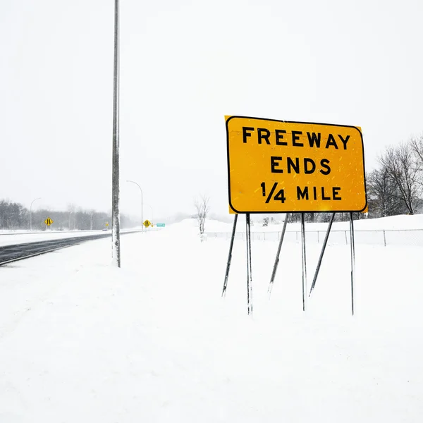 Snö täckta freeway. — Stockfoto
