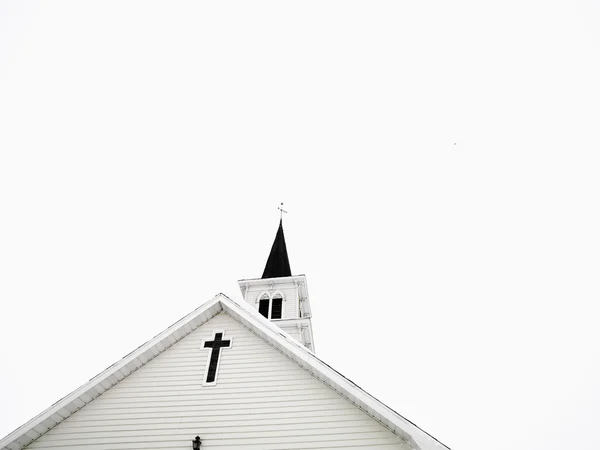 Weiße Kirche mit Kirchturm. — Stockfoto