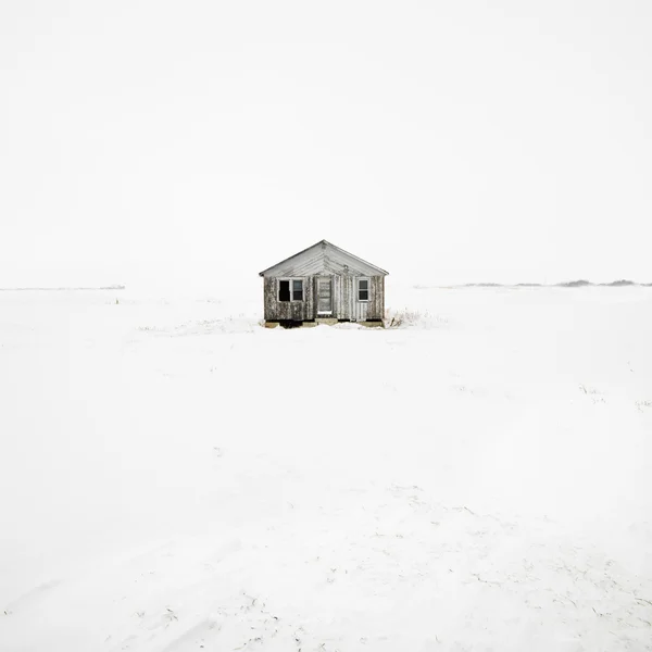 冬の捨てられた家. — ストック写真