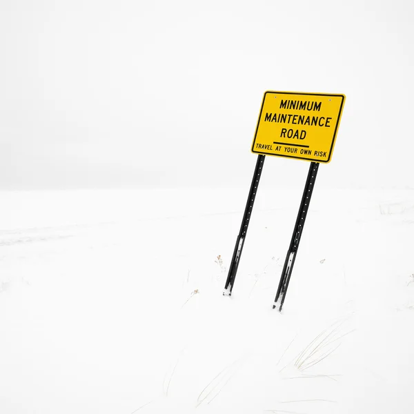 Verkeersbord in blizzard. — Stockfoto