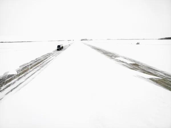 Autobahn im Wintersturm. — Stockfoto