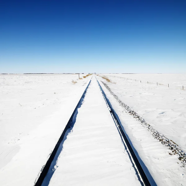 Snötäckta järnvägsspåren. — Stockfoto