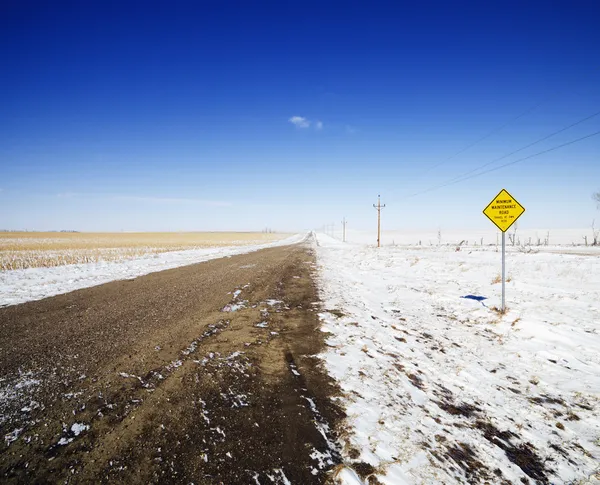 冬の未舗装の道路. — ストック写真