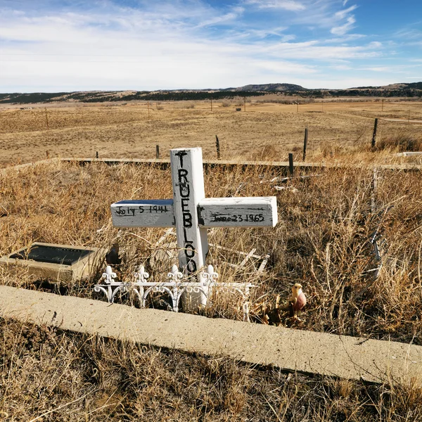 Kříž náhrobní kámen. — Stock fotografie