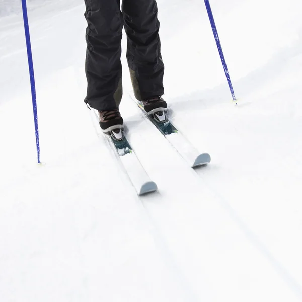 Gambe da sciatore sul pendio . — Foto Stock