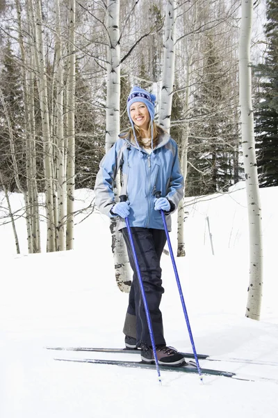 Vrouwelijke skiër op helling. — Stockfoto