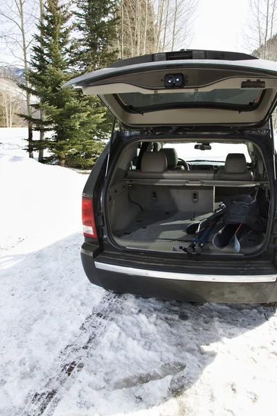 SUV met ski-uitrusting. — Stockfoto
