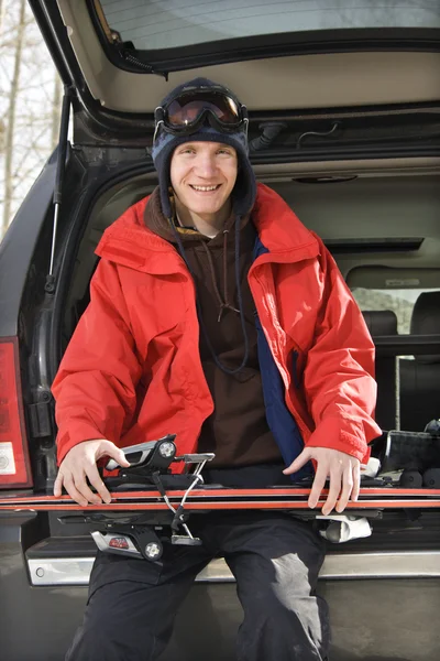 Tiener houden Ski 's. — Stockfoto