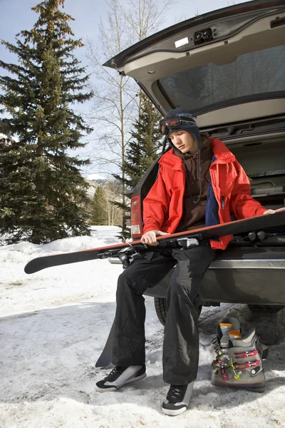 Adolescente sosteniendo esquís . —  Fotos de Stock