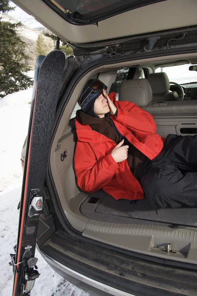 Teenager, spaní v autě. — Stock fotografie