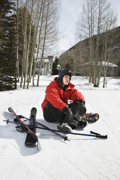 Adolescente com equipamento de esqui . — Fotografia de Stock