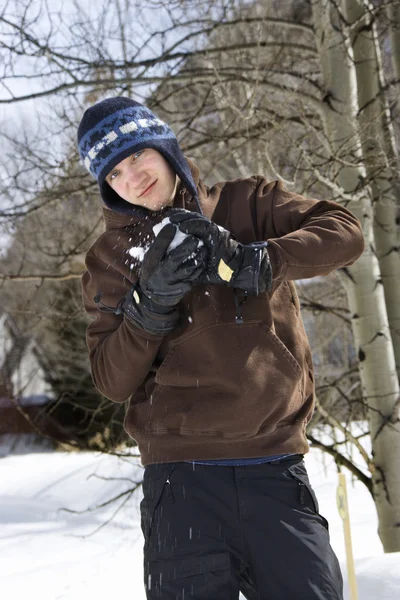 Teenager fare palla di neve — Foto Stock