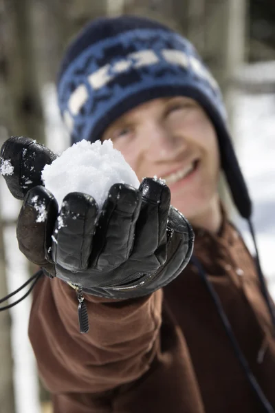 Έφηβος, κρατώντας μια χιονιά. — Φωτογραφία Αρχείου