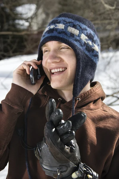 Έφηβος που μιλάει στο τηλέφωνο. — Φωτογραφία Αρχείου