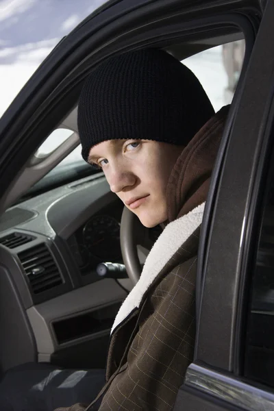 Teenager, sedí v autě. — Stock fotografie