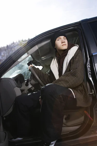 Tiener zitten in auto. — Stockfoto