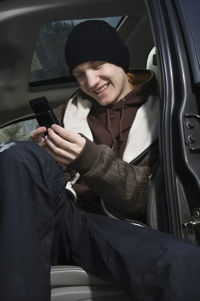Adolescente sosteniendo teléfono celular . — Foto de Stock