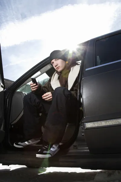 Nastolatek siedzi w samochodzie. — Zdjęcie stockowe