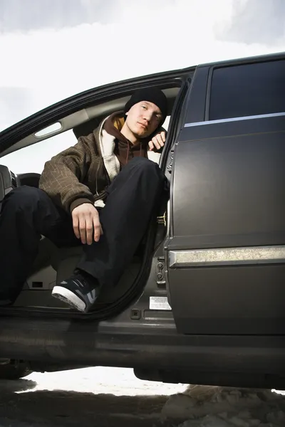 Tiener zitten in auto. — Stockfoto