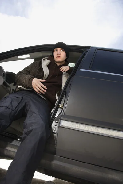 Adolescente sentado en SUV . —  Fotos de Stock