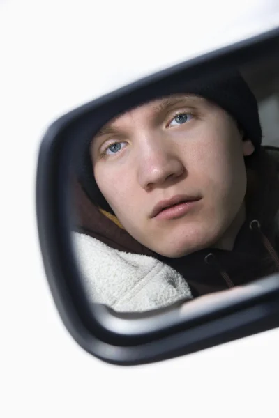 Підліток у дзеркалі з видом збоку . — стокове фото