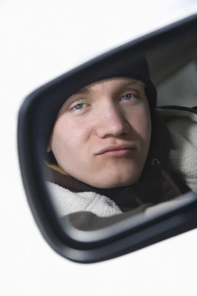Adolescente em espelho de vista lateral . — Fotografia de Stock