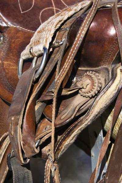Montura de caballo en un riel —  Fotos de Stock