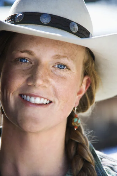 Vonzó fiatal nő visel a Cowboy kalap — Stock Fotó