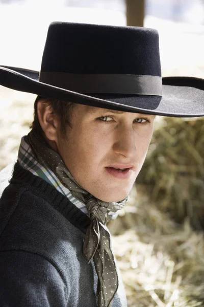 Attraktiver junger Mann mit schwarzem Cowboyhut — Stockfoto