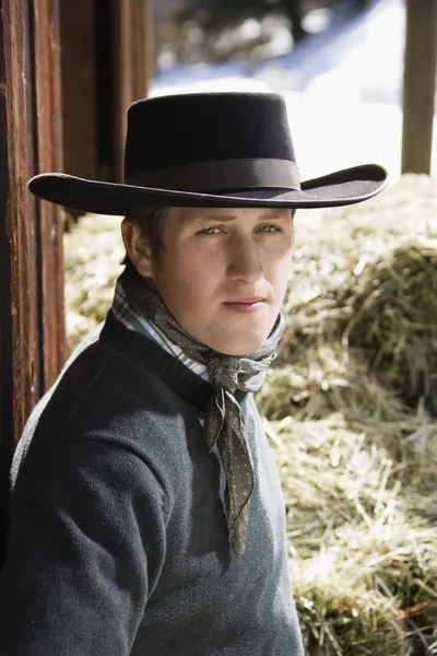 Siyah kovboy şapkası giyen çekici bir genç adam — Stok fotoğraf