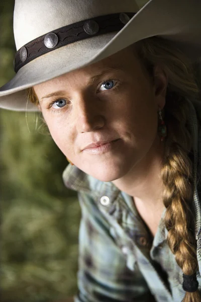 Jovem mulher atraente vestindo um chapéu de cowboy — Fotografia de Stock