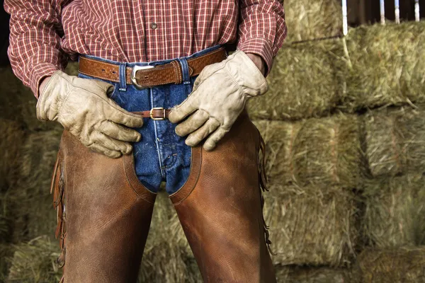 Homem na frente de Hay Bales — Fotografia de Stock